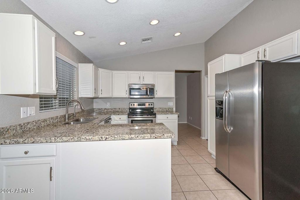 Image 8 of property listing at 3125 E SIESTA Lane, Phoenix, AZ 85050