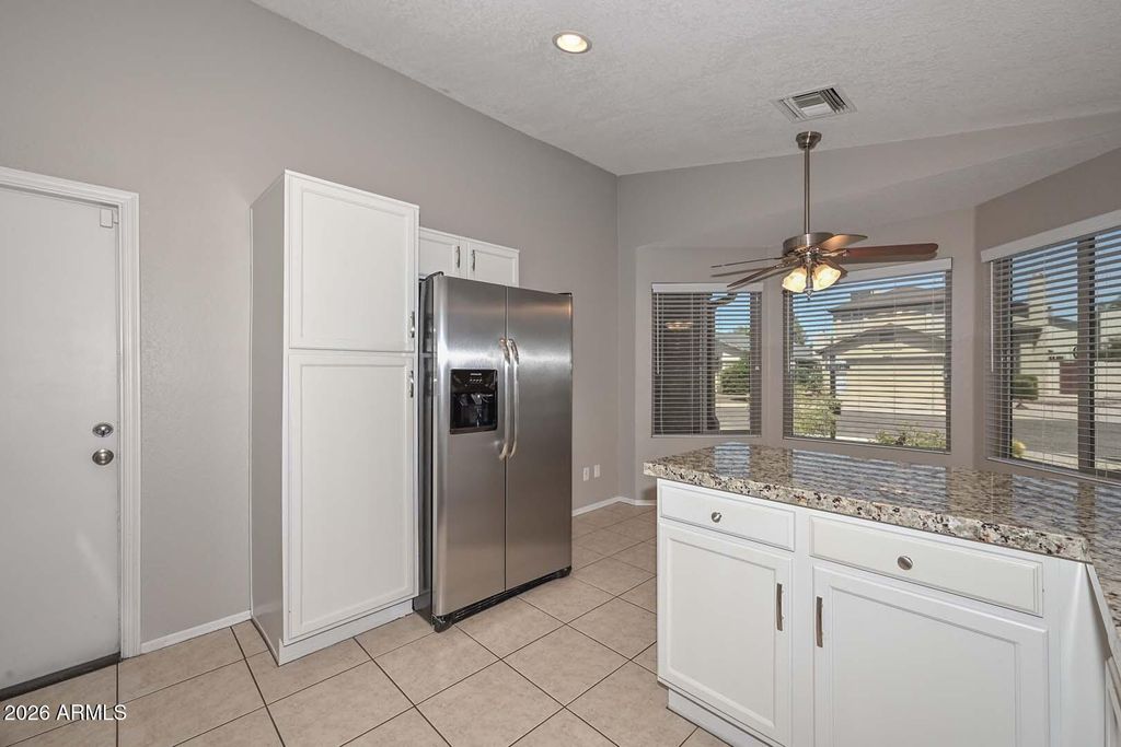 Image 9 of property listing at 3125 E SIESTA Lane, Phoenix, AZ 85050