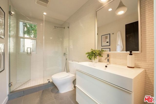 430 N Flores Street, Los Angeles, CA 90048