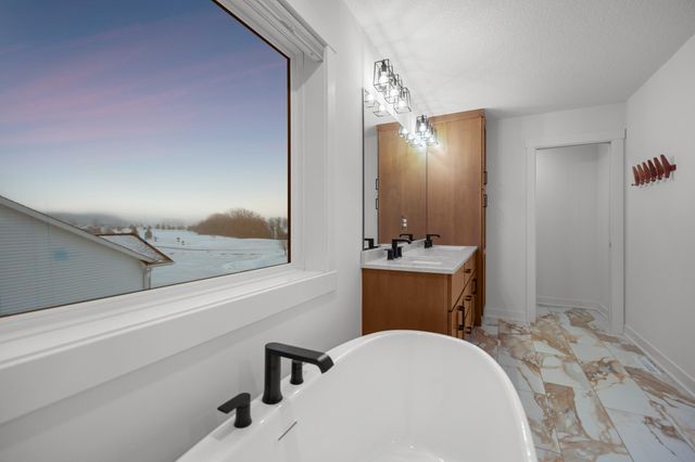 1870 Hadley Hills Drive NE, Rochester, MN 55906