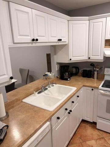 5103 NW 35th Street 401, Lauderdale Lakes, FL 33319