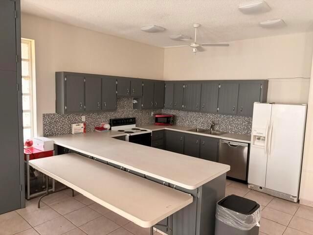 5103 NW 35th Street 401, Lauderdale Lakes, FL 33319