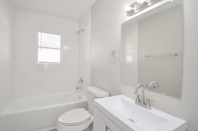 6010 Collingsworth 2, Houston, TX 77026