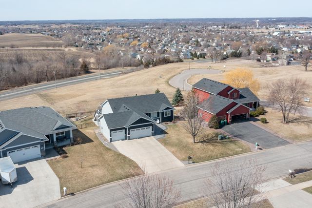 932 Farmers Ridge Trail, Belle Plaine, MN 56011