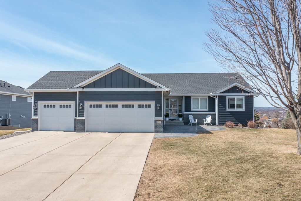 932 Farmers Ridge Trail, Belle Plaine, MN 56011