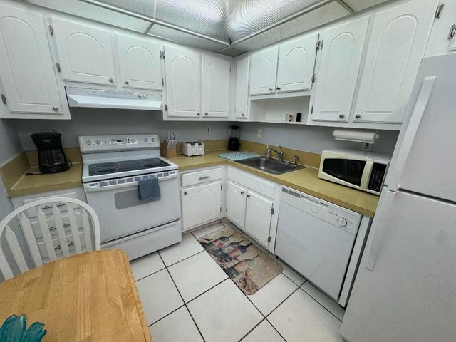 3215 S Ocean Boulevard 303, Highland Beach, FL 33487