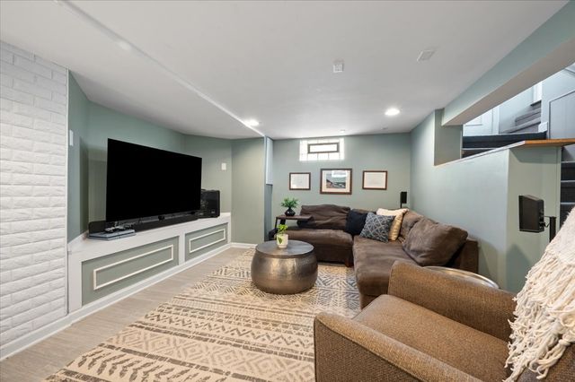 7457 W Ardmore Avenue, Chicago, IL 60631