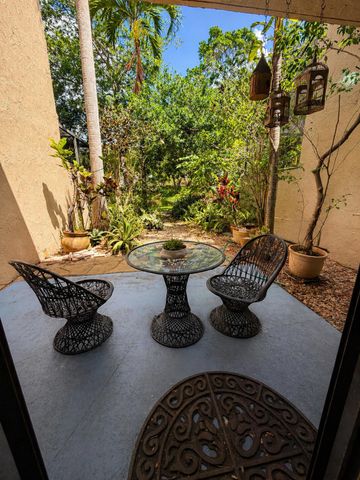 701 E Coco Plum Circle 2, Plantation, FL 33324