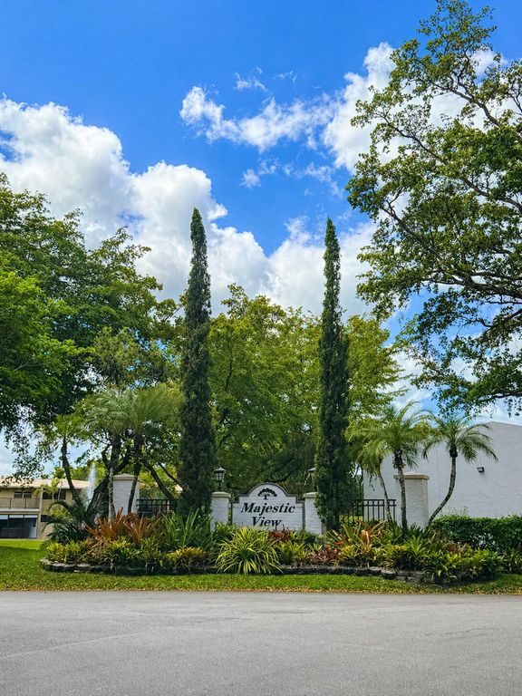 701 E Coco Plum Circle 2, Plantation, FL 33324