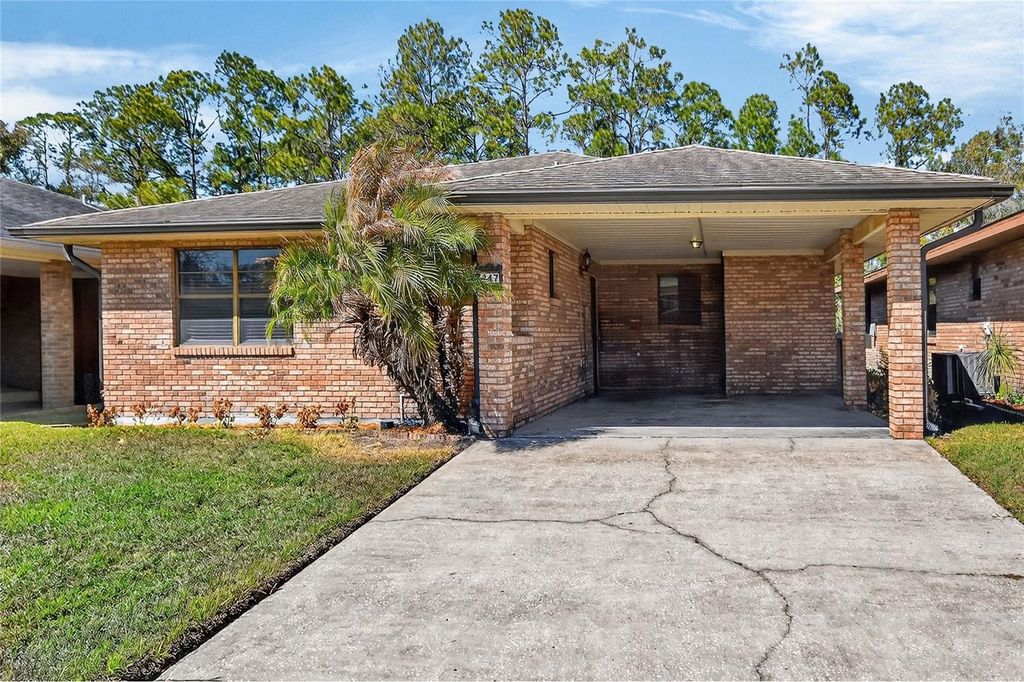 Image 2 of property listing at 447 LAKE CAROLYN CIRCLE, Lakeland, FL 33813