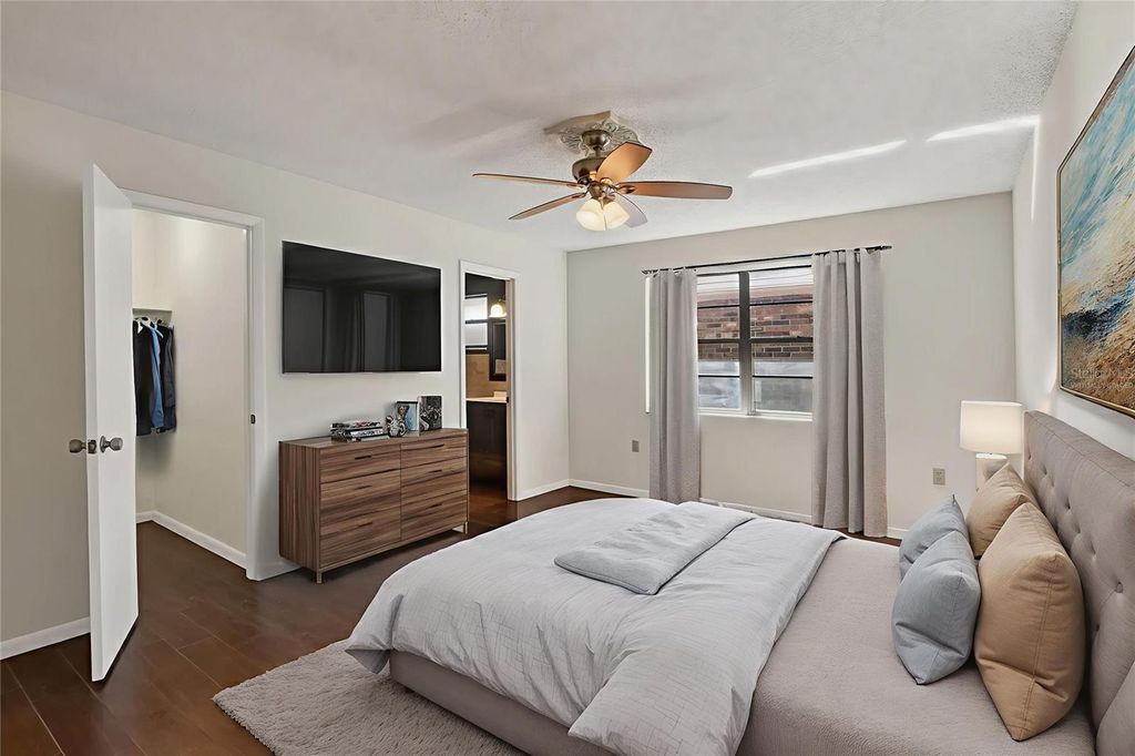 Image 11 of property listing at 447 LAKE CAROLYN CIRCLE, Lakeland, FL 33813