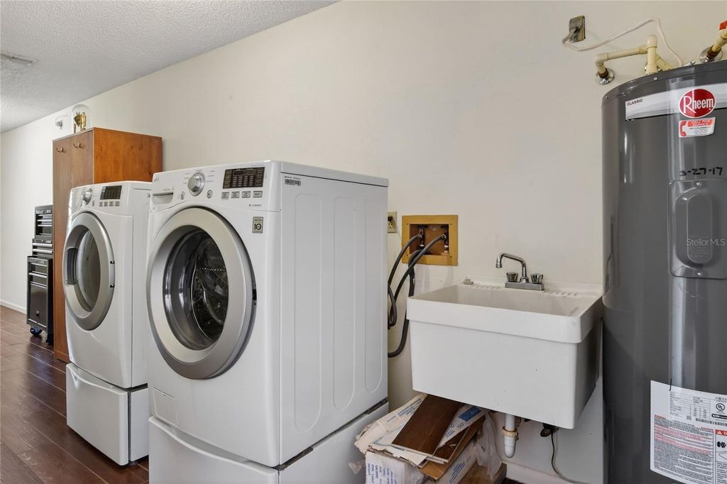 Image 21 of property listing at 447 LAKE CAROLYN CIRCLE, Lakeland, FL 33813