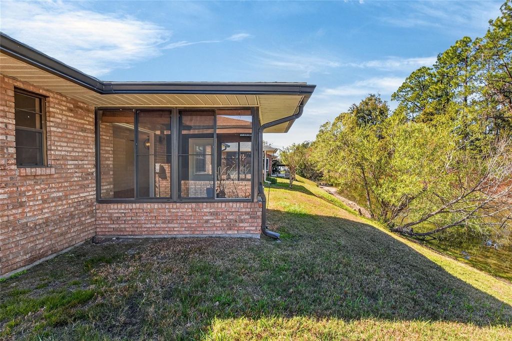 Image 34 of property listing at 447 LAKE CAROLYN CIRCLE, Lakeland, FL 33813