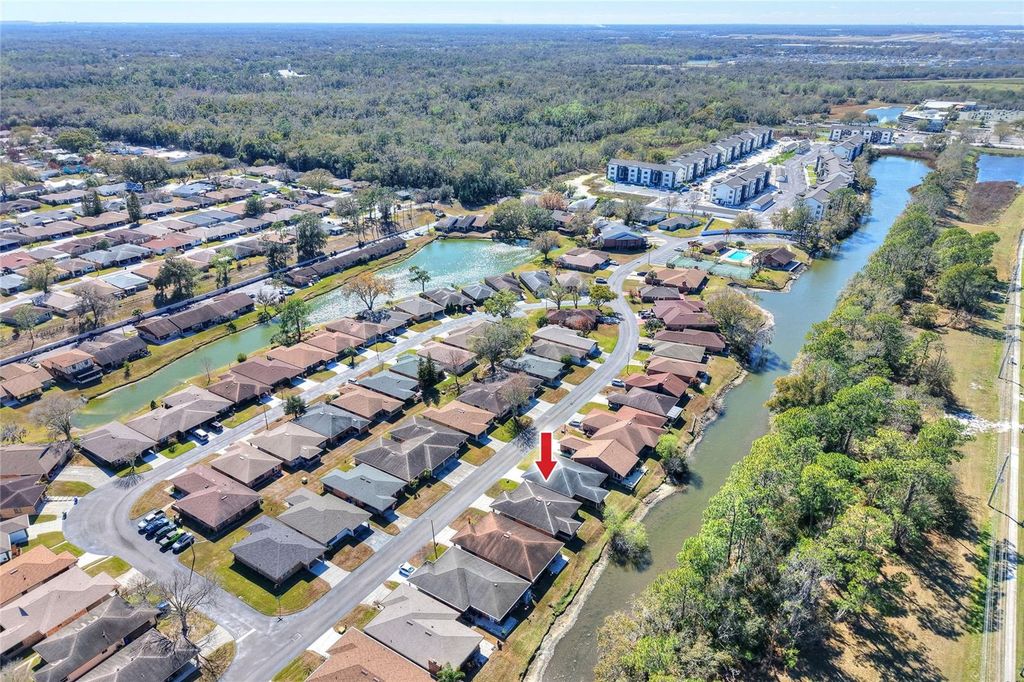 Image 39 of property listing at 447 LAKE CAROLYN CIRCLE, Lakeland, FL 33813