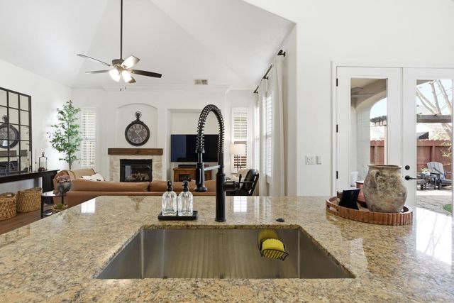 77 W Lester Avenue, Clovis, CA 93619