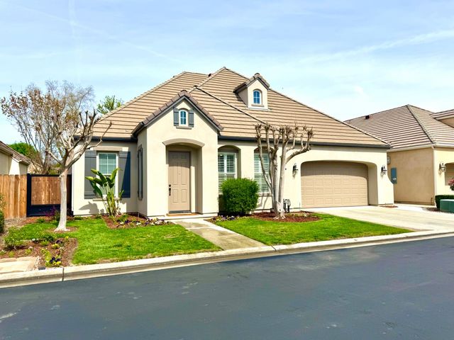 77 W Lester Avenue, Clovis, CA 93619