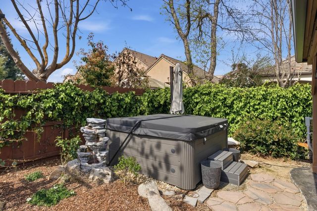 77 W Lester Avenue, Clovis, CA 93619