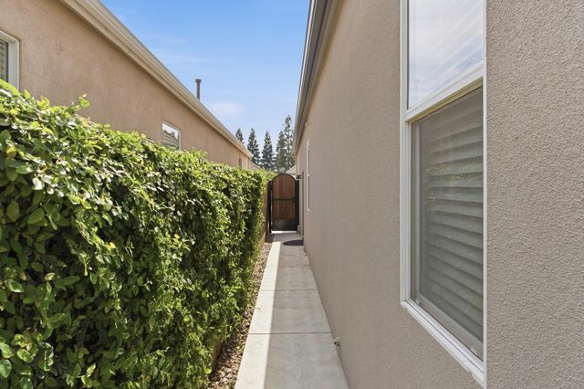 77 W Lester Avenue, Clovis, CA 93619