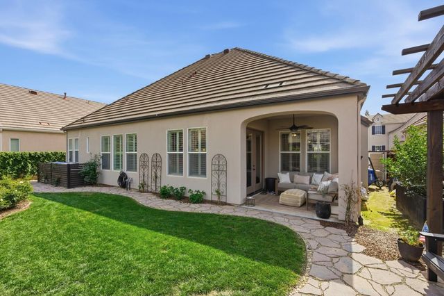 77 W Lester Avenue, Clovis, CA 93619