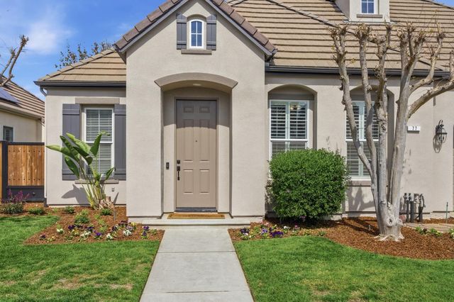 77 W Lester Avenue, Clovis, CA 93619