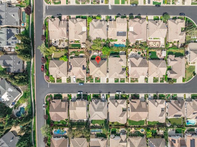 77 W Lester Avenue, Clovis, CA 93619