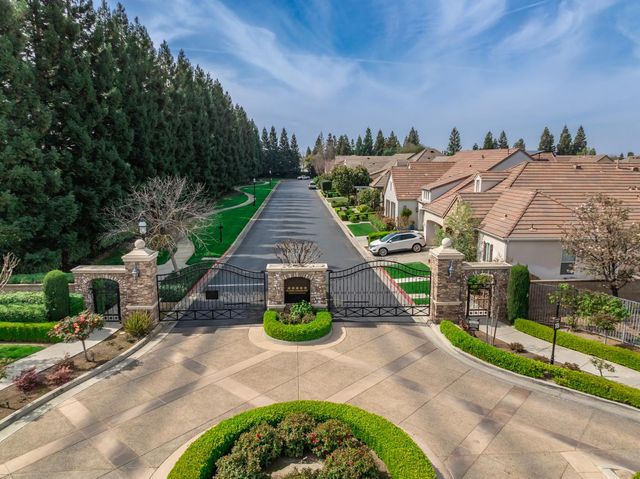 77 W Lester Avenue, Clovis, CA 93619