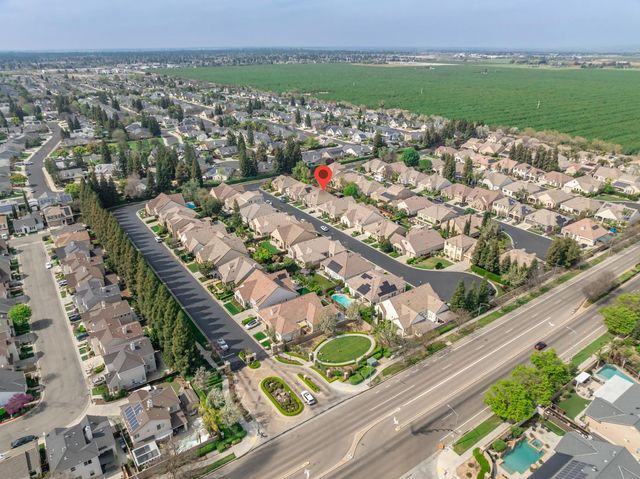 77 W Lester Avenue, Clovis, CA 93619