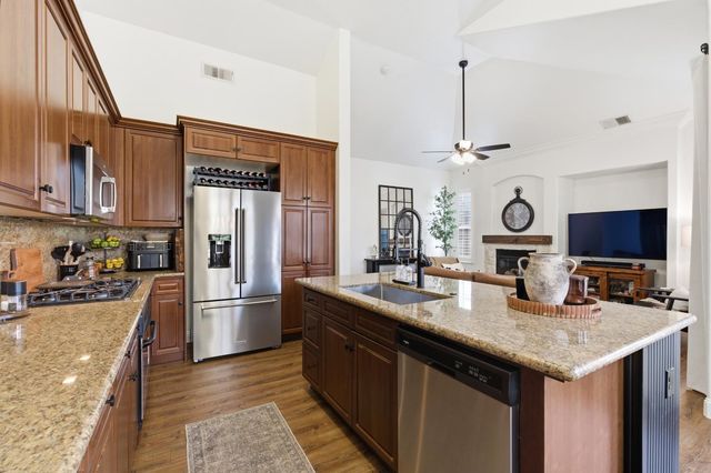 77 W Lester Avenue, Clovis, CA 93619