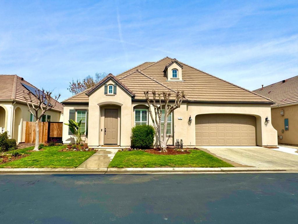 77 W Lester Avenue, Clovis, CA 93619