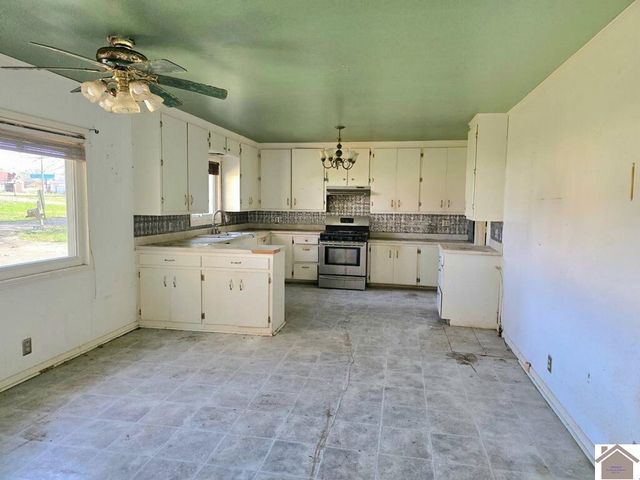 300 4th Street, Hazel, KY 42049