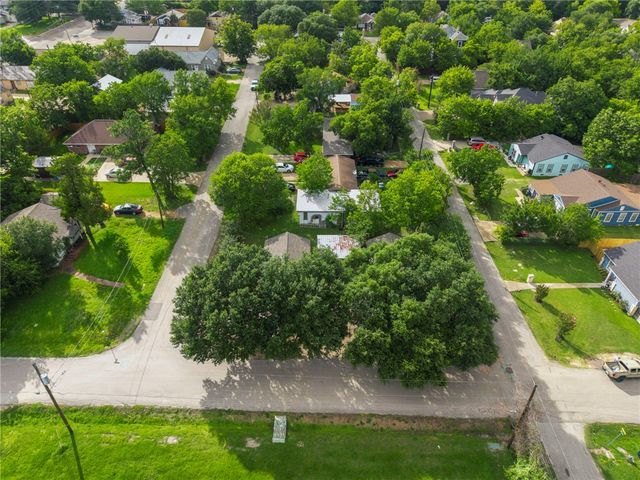 400 and 402 South Ennis Street, Bryan, TX 77803