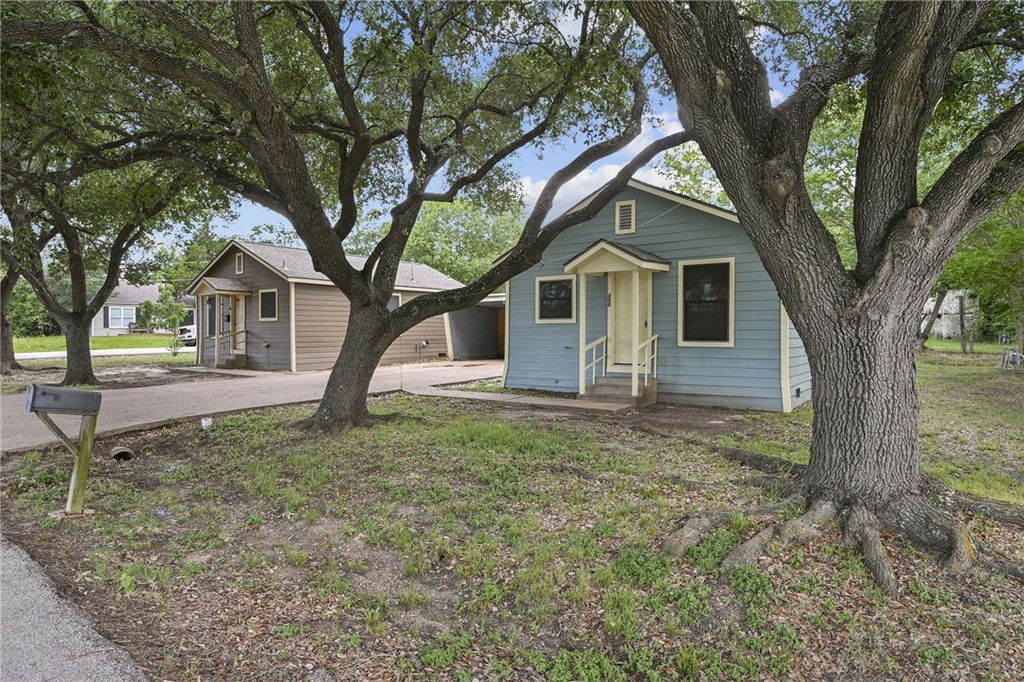 400 and 402 South Ennis Street, Bryan, TX 77803