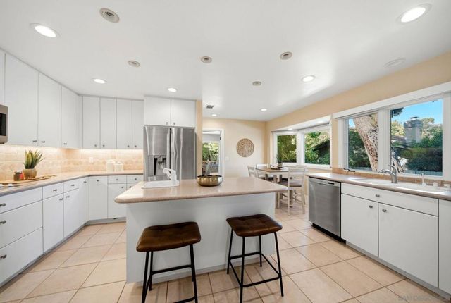 425 Loma Larga, Solana Beach, CA 92075