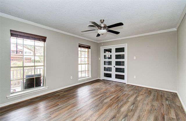 915 Hackberry Street, La Porte, TX 77571