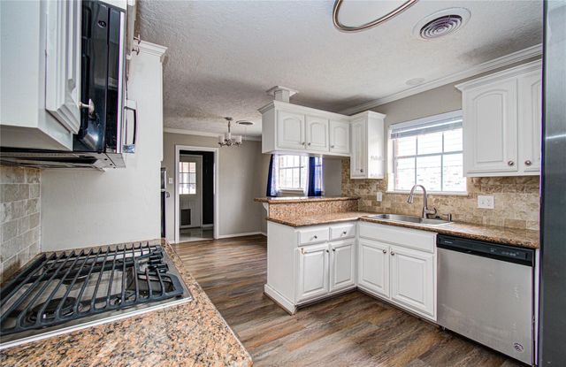 915 Hackberry Street, La Porte, TX 77571