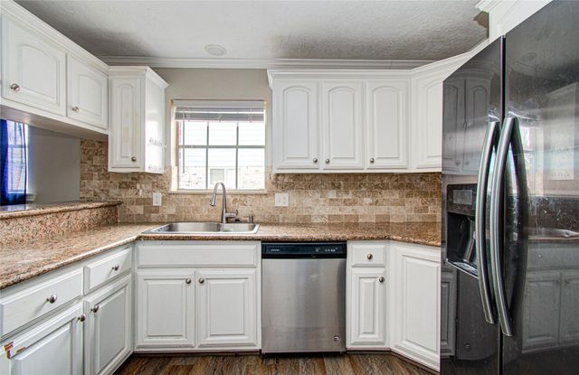 915 Hackberry Street, La Porte, TX 77571