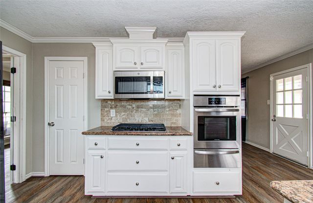 915 Hackberry Street, La Porte, TX 77571