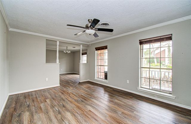 915 Hackberry Street, La Porte, TX 77571