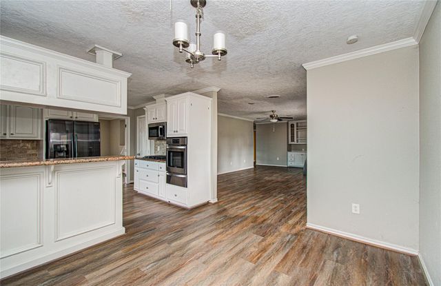 915 Hackberry Street, La Porte, TX 77571