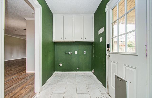 915 Hackberry Street, La Porte, TX 77571