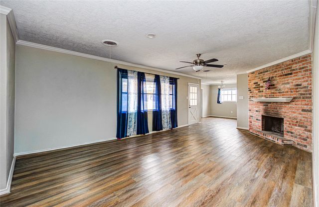 915 Hackberry Street, La Porte, TX 77571