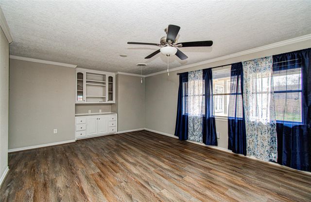 915 Hackberry Street, La Porte, TX 77571