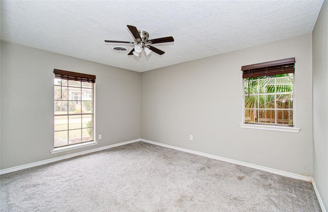 915 Hackberry Street, La Porte, TX 77571