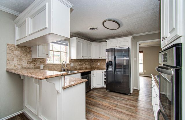 915 Hackberry Street, La Porte, TX 77571