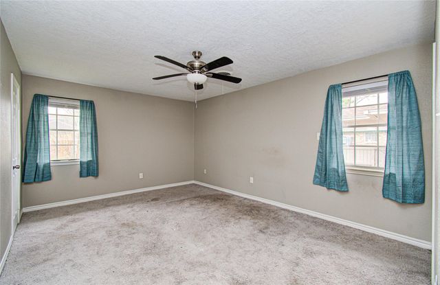 915 Hackberry Street, La Porte, TX 77571