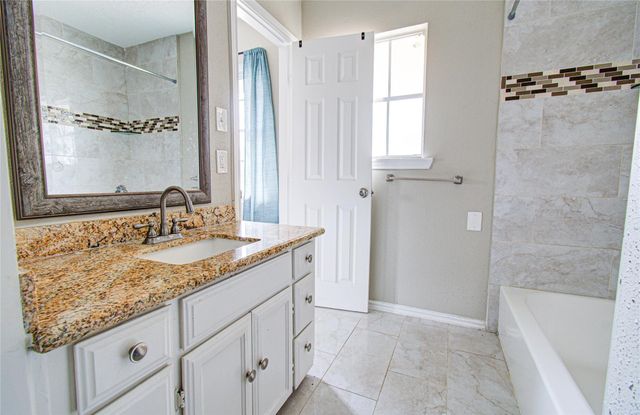 915 Hackberry Street, La Porte, TX 77571