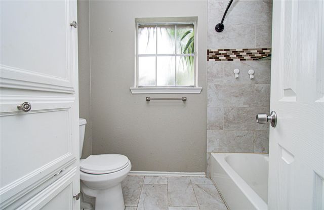 915 Hackberry Street, La Porte, TX 77571