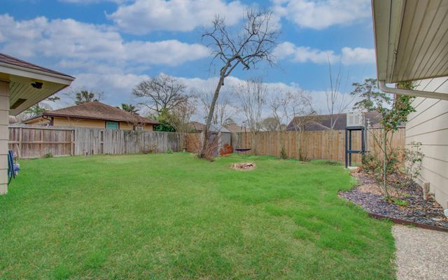 915 Hackberry Street, La Porte, TX 77571