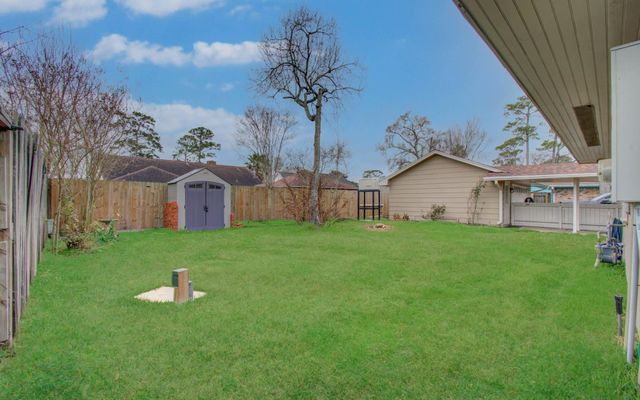 915 Hackberry Street, La Porte, TX 77571