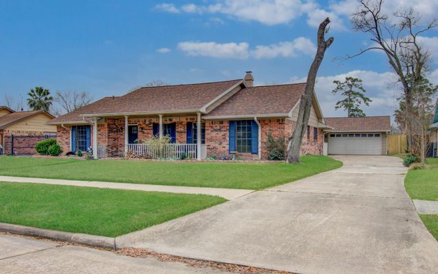 915 Hackberry Street, La Porte, TX 77571